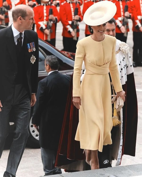 ارتدت كيت فستانًا أصفر من مجموعة Emilia Wickstead مع قبعة بتصميم ساحر من Philip Treacy