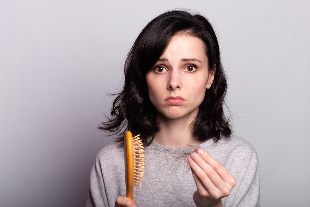 اسباب وراثية وحياتية وراء تساقط الشعر عند النساء