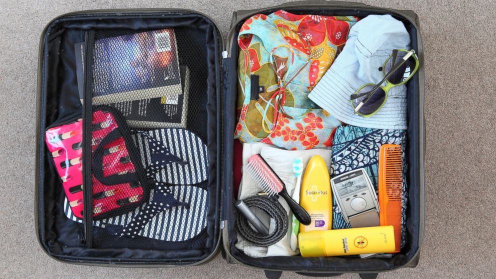 استخدام الجيوب الداخلية في حقائب سفرك في حفظ الملابس الصغيرة الخفيفة والأغراض الصغيرة