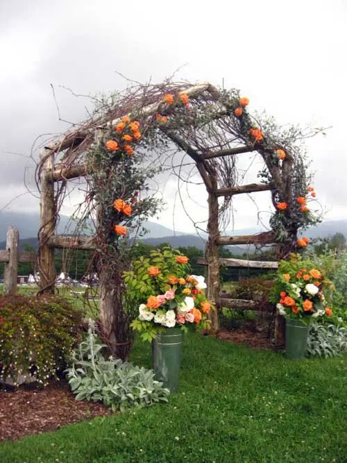 استخدام بتلات الزهور في تزيين ممر العروس في حفل زفافك