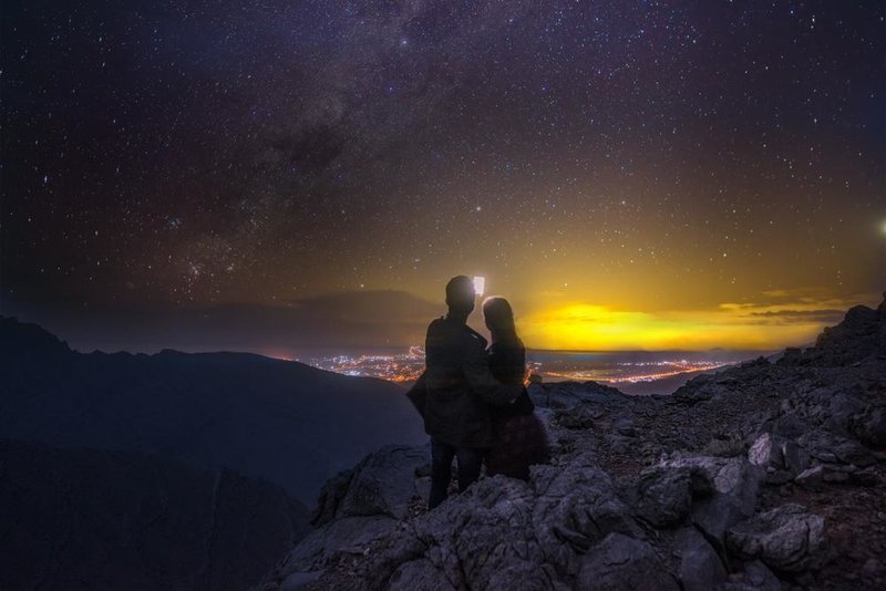 استمتع بمشاهدة النجوم رفقة الأحبة فوق جبل جيس - المصدر زوروا رأس الخيمة