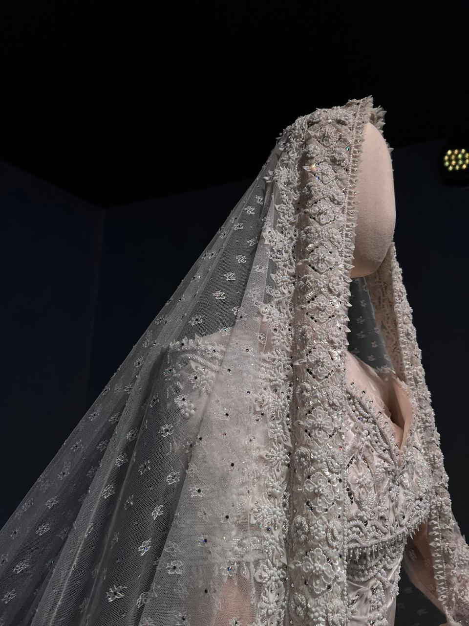 استوحت المصممة دار الهنوف تفاصيل الفستان من فستان زفاف والدتها