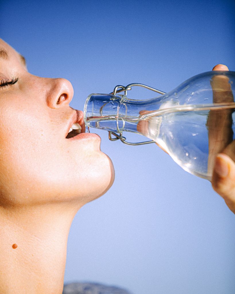 اشربي الماء بكميات كبيرة لمنع توقف حرق الدهون