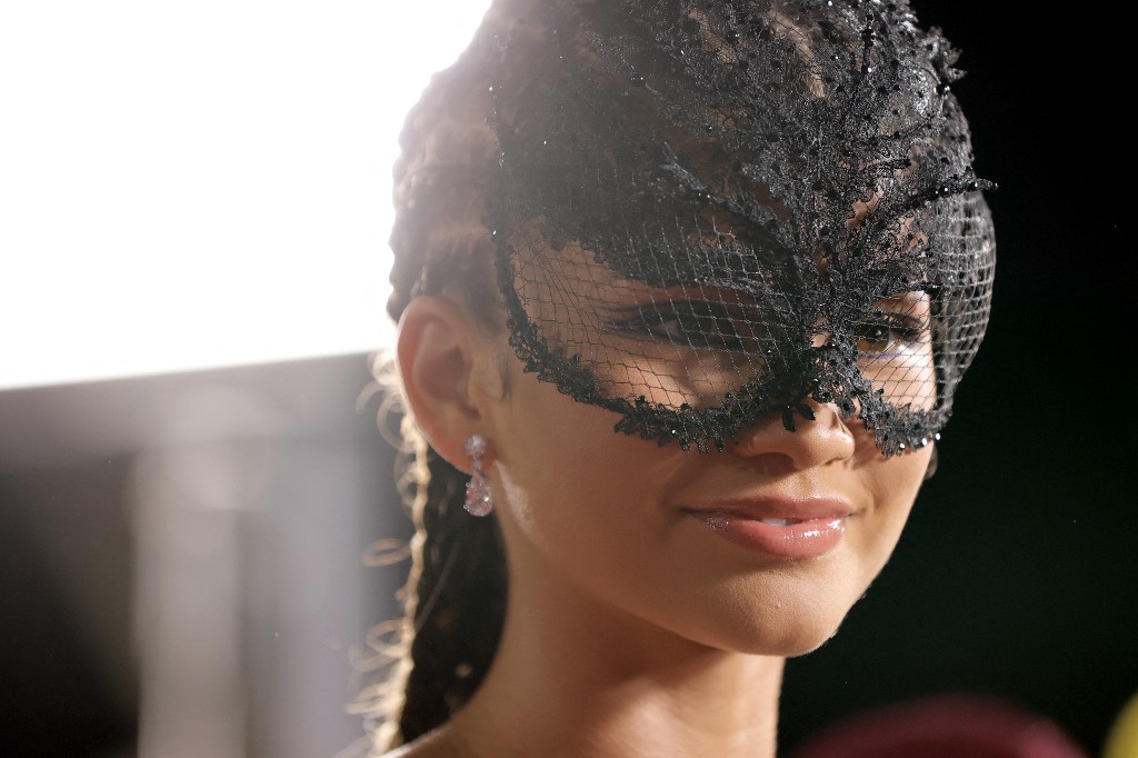 Piękność Zendayi z akcesoriami do czarnej maski