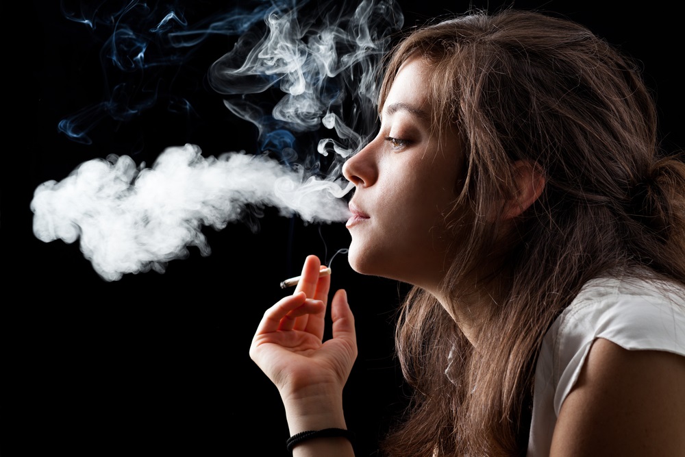 التدخين عادة سيئة يجب تجنبها اثناء فترة الدورة الشهرية