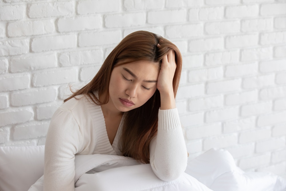 الدورة الشهرية وقلة النوم والتوتر من اسباب الصداع النصفي