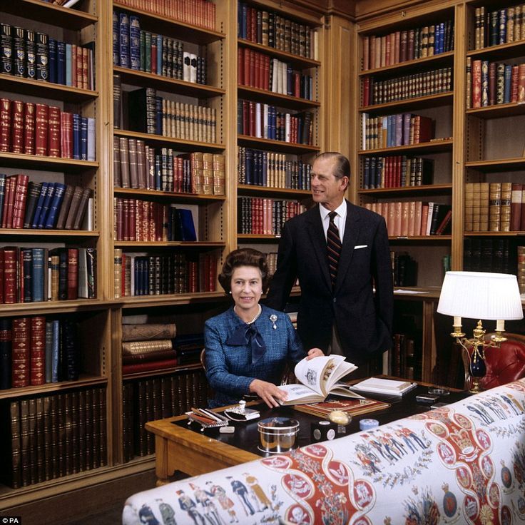 الراحلين الملكة إليزابيث الثانية مع زوجها الأمير فيليب في مكتبة بالمورال 1976