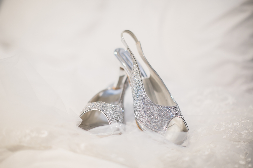 الشكل النسيجي الشبكي احد مواصفات حذاء العروس الصحية لتجنب الام الظهر يوم الزفاف