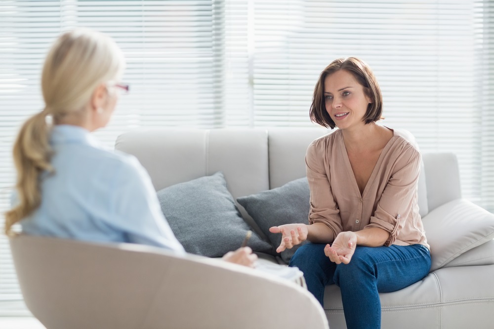 العلاج النفسي والدعم العائلي يساعدان في علاج الازمات النفسية للمرأة