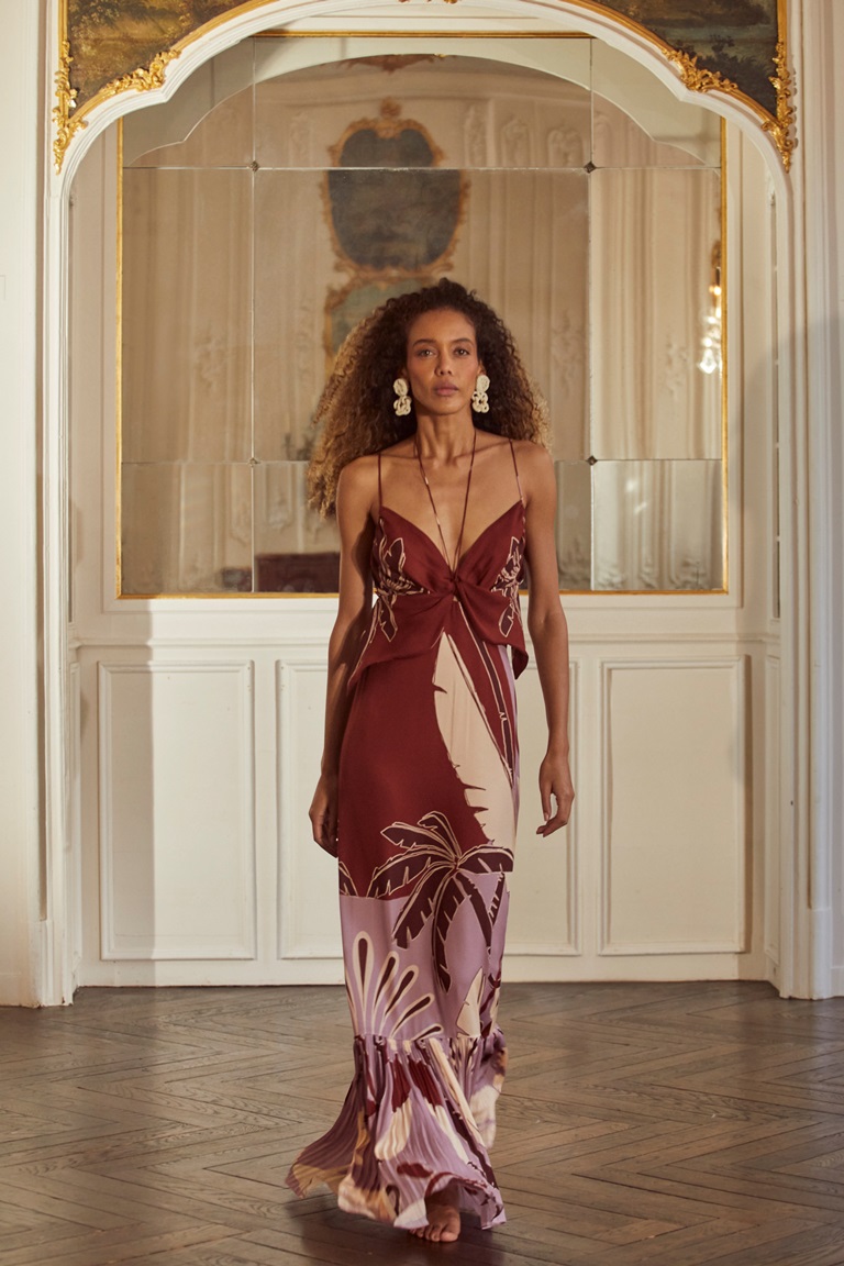 الفستان الماكسي بدون أكمام تميّز بمزيج بين اللونين البرغندي والبنفسجي الفاتح من Johanna Ortiz