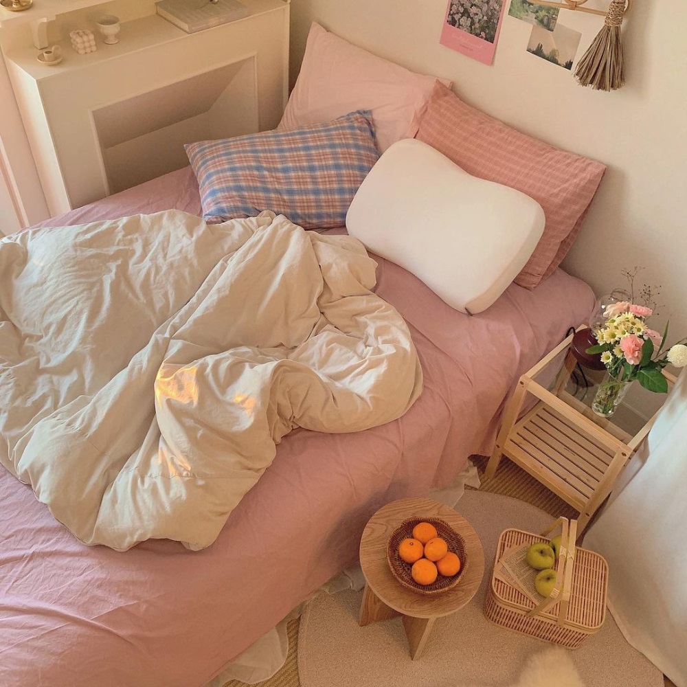 الوردي والأبيض في ديكور غرفة نوم مريحة وهادئة