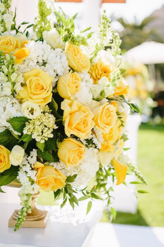 الورود باللون الاصفر في حفل الزفاف الصيفي 