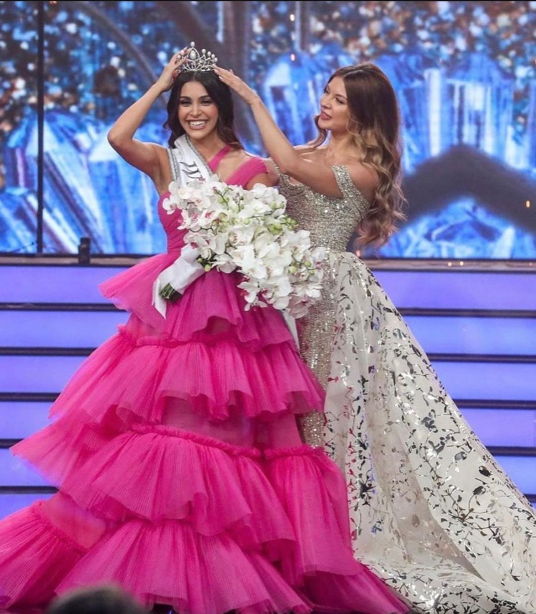 بعد 4 سنوات على تتويجها سّلمت ملكة جمال لبنان لعام 2018 مايا رعيدي التاج إلى خليفتها