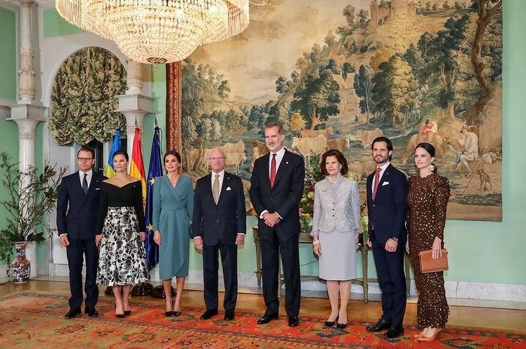 تألقت الملكة ليتيزيا بالفستان الأزرق بالقصة الملفوفة wrap dress من العلامة التجارية الإسبانية Cherubina