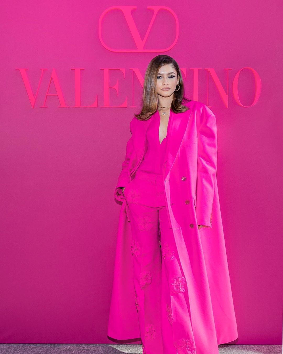 تألقت زندايا خلال حضورها عرض دار فالنتينو في أسبوع الموضة الباريسي بالبدلة الكاملة باللون الفوشيا