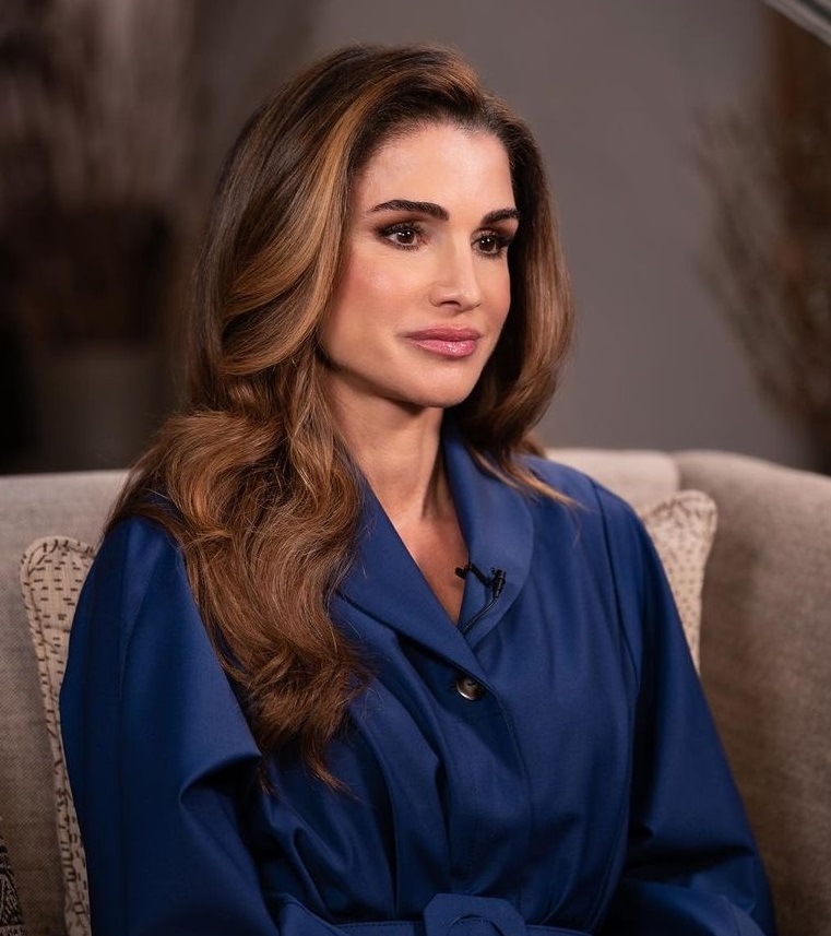 تسريحات شعر ويفي طويل مع الغرة الجانبية بأسلوب الملكة رانيا