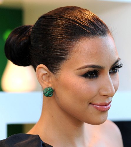 Czarne fryzury z szerokim kokem inspirowane wyglądem Kim Kardashian