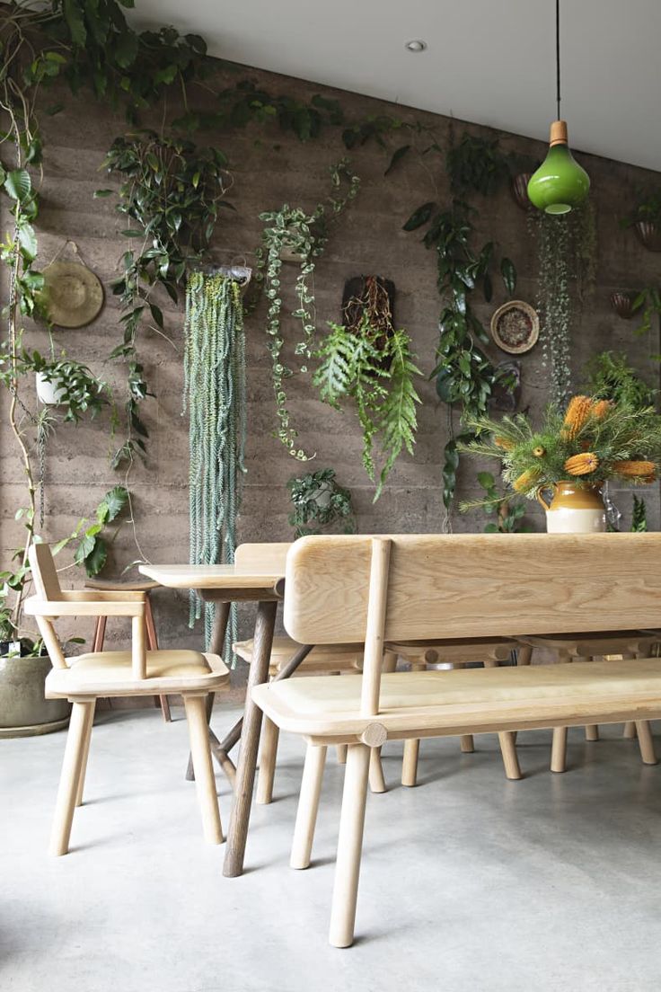 تصميم فريد لجدار من النباتات الخضراء في غرف الطعام