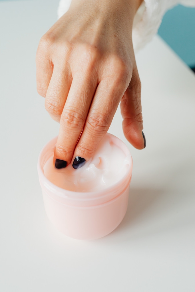 تطبيق الكريمات اليومية تساعد على جعل يديك ناعمتين