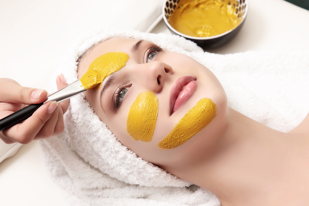 How to make an almond oil and turmeric mask to clean the skin