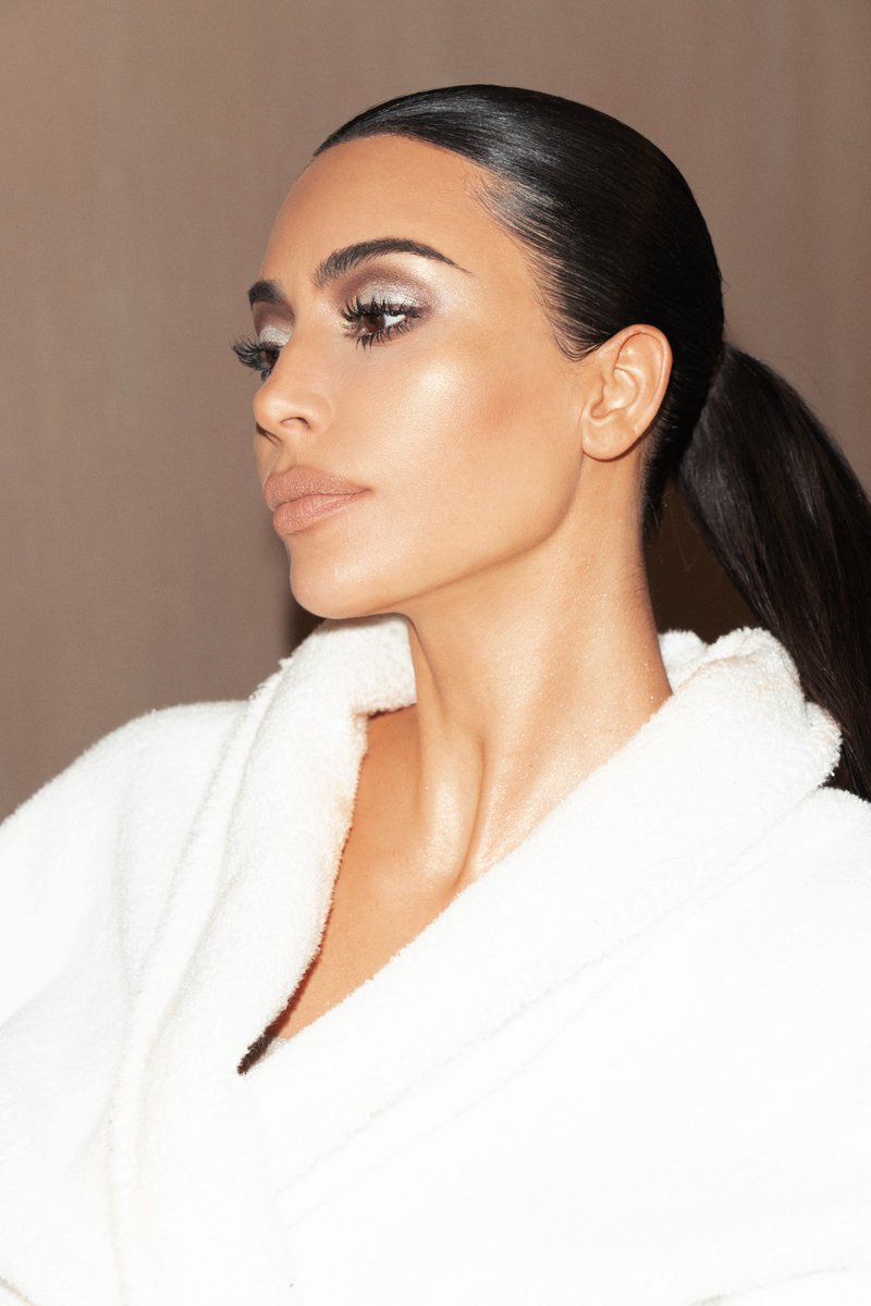 تطبيق مكياج سموكي ابيض لماع بأسلوب Kim Kardashian- الصورة من حسابها على انستغرام