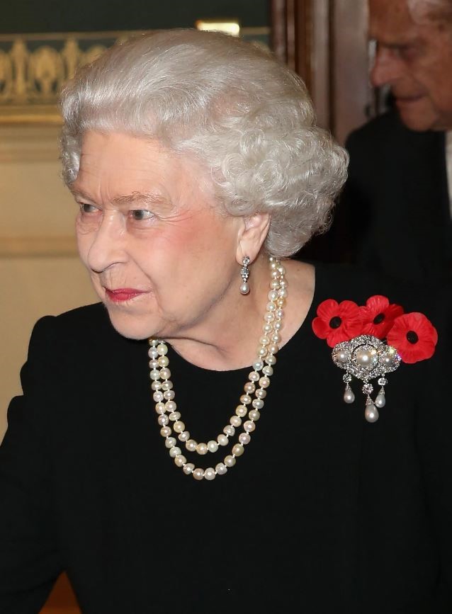 تعتمد الملكة إليزابيث الثانية المجوهرات المرصعة باللؤلؤ على اختلافها