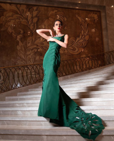 تمارا القباني في اطلالة كلاسيكية في فستان أخضر من اوسكار دي لا رينتا