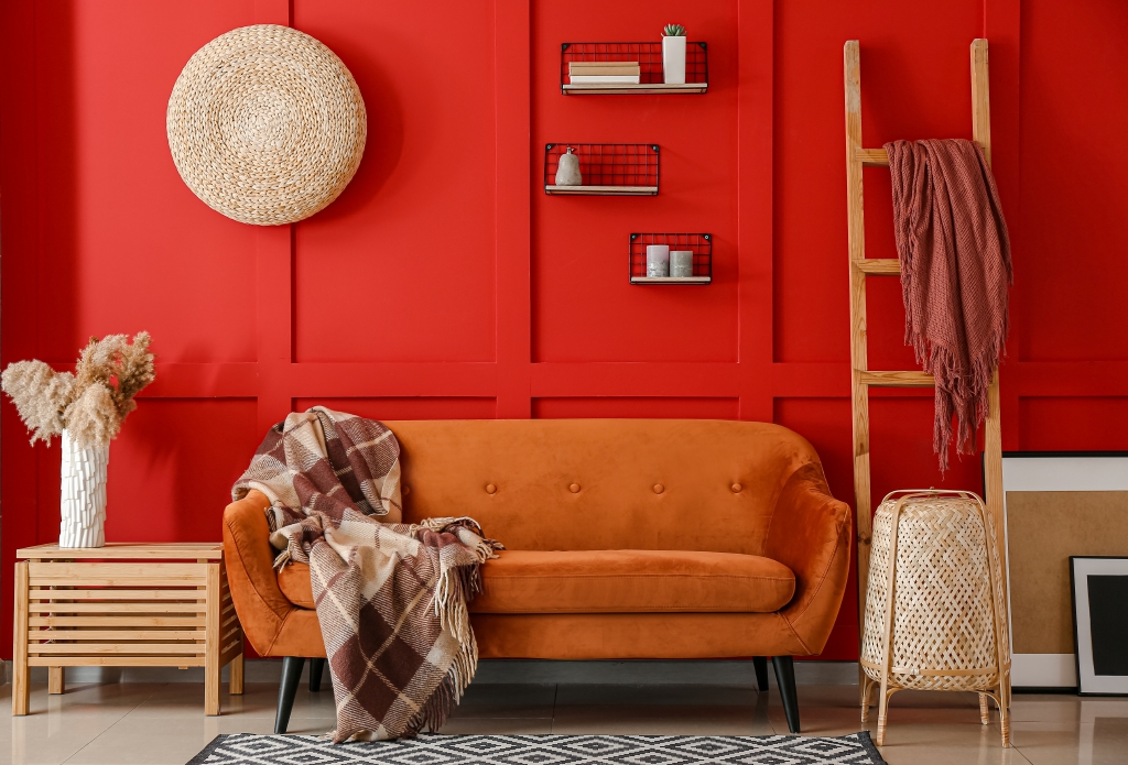 جدار بالأحمر القاني لديكور غرفة معيشة عصرية وجريئة
