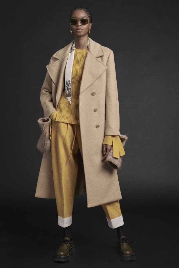 دار 3.1 Phillip Lim إختارت المعطف باللون البيج الفاتح وأكملت اللوك بطقم أصفر اللون