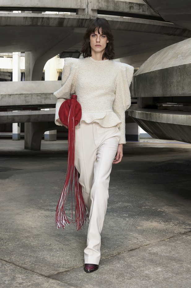 دار Isabel Marant اختارت إطلالة باللون الأبيض مع الحقيبة الحمراء المزيّنة بالشراريب الطويلة