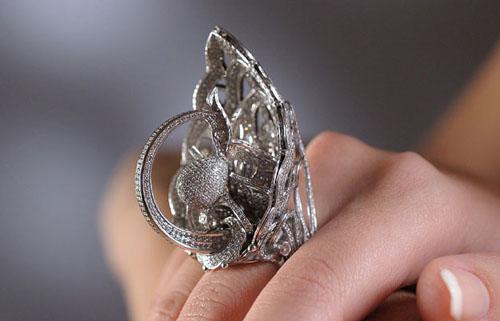 دخل خاتم Tsarevna Swan غينيس في العام 2012 (الصورة نقلاً عن Shrenuj & Co)