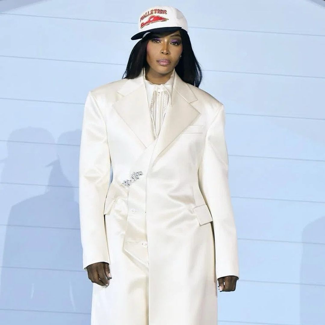 سارت ناعومي على منصة عرض أزياء Louis Vuitton مرتدية معطفاً رجالياً أبيض