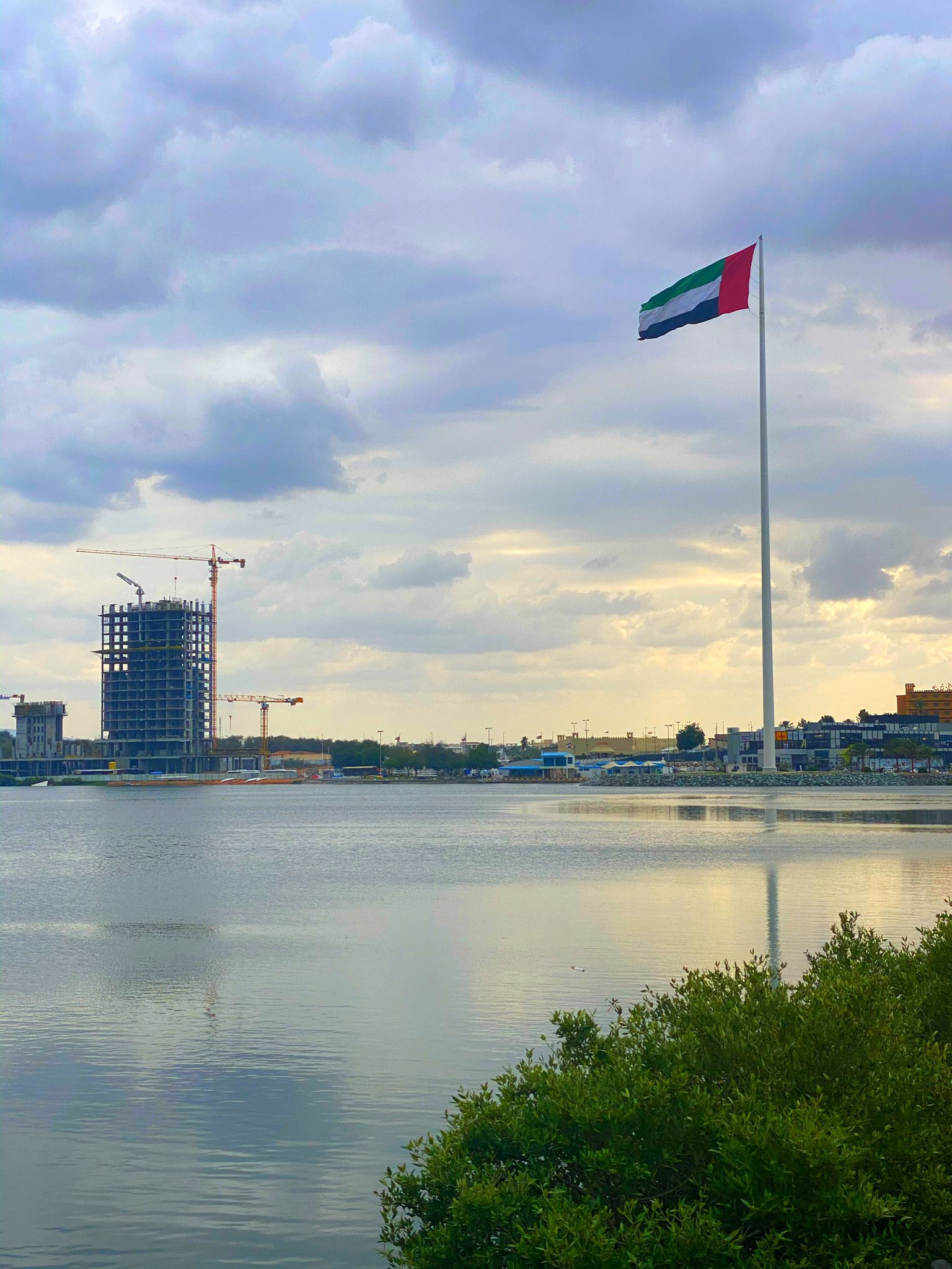 سارية علم الإمارات في كورنيش القواسم - المصدر @ibahzad