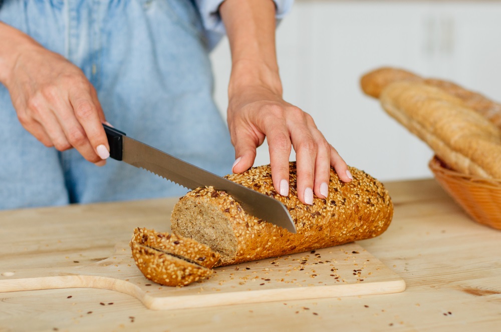 سكين الخبز تكون مدببة لتسهيل تقطيع الخبز والكيك