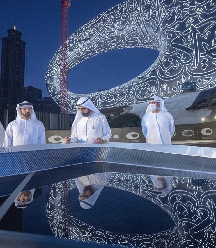 صاحب السمو الشيخ محمد بن راشد آل مكتوم يضع القطعة الأخيرة لواجهة متحف المستقبل