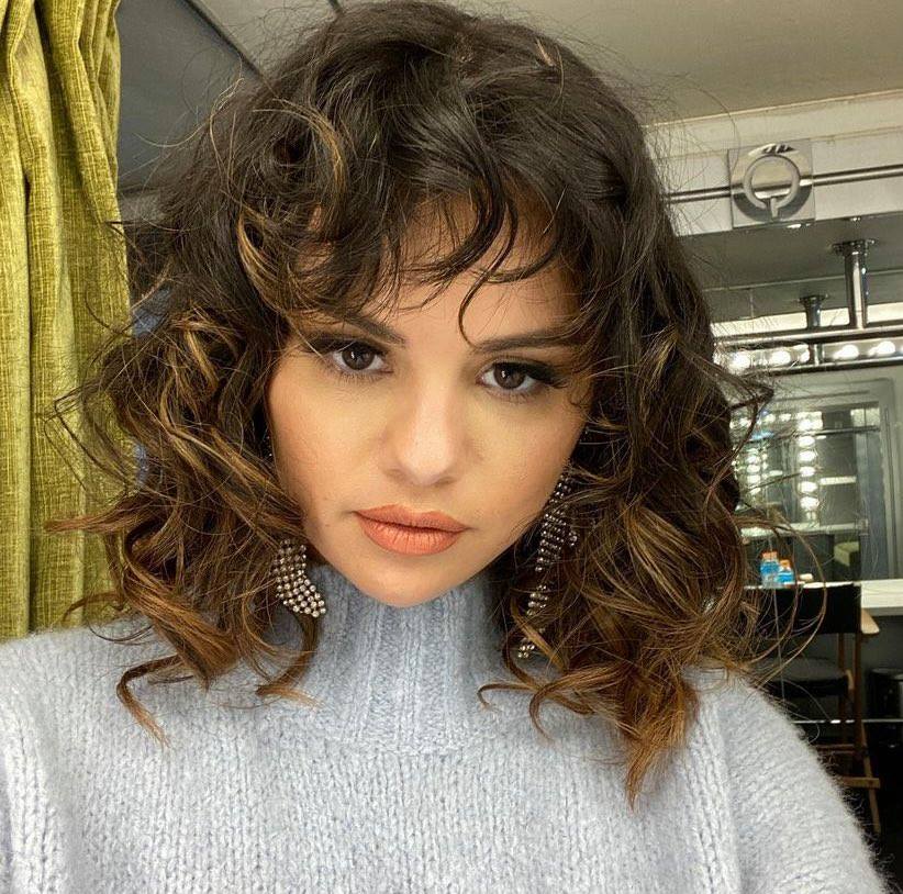 صبغات شعر بني داكن ومتموج مع الخصل العسلية Selena Gomez