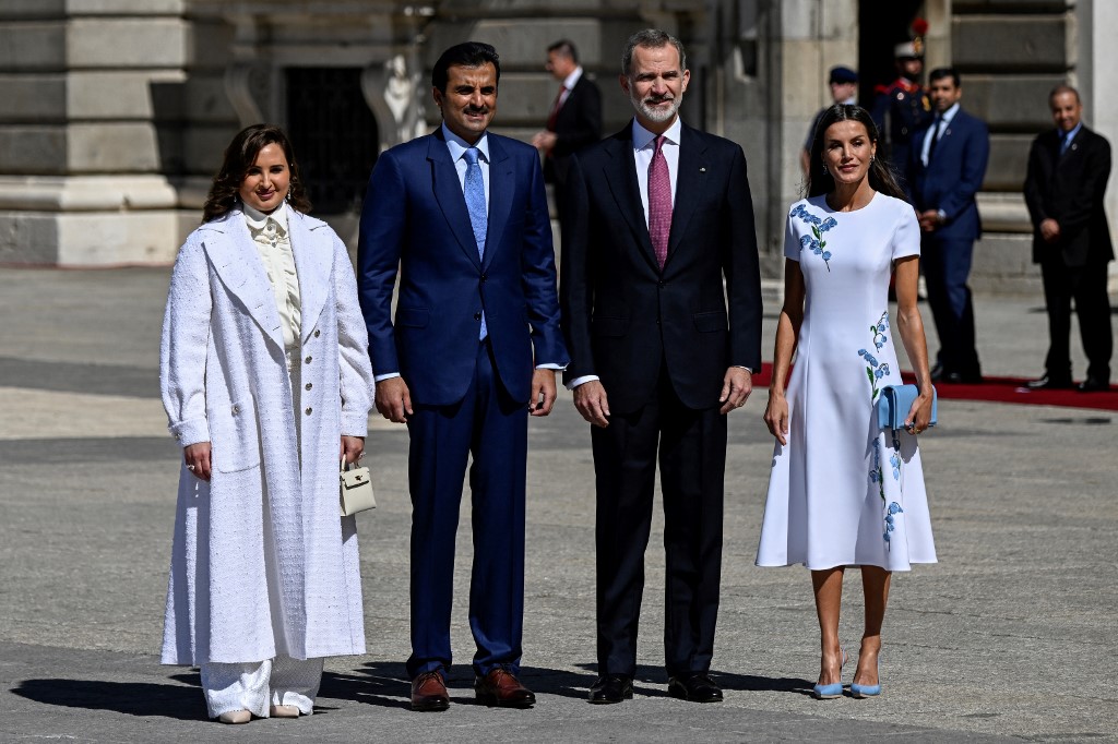 الملكة ليتيزيا إختارت فستان ميدي من مجموعة كارولينا هيريرا