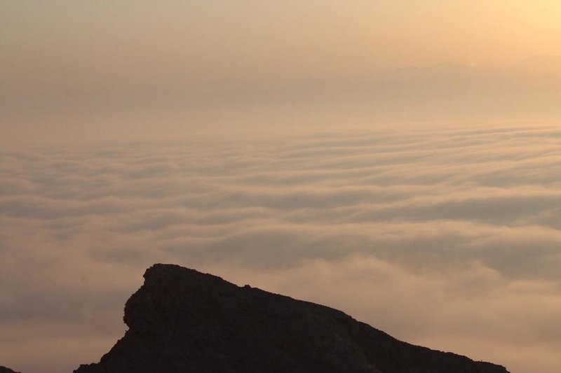 عناق السحاب من فوق قمة جبل الفاية - المصدر @mzinelsawari.jpg