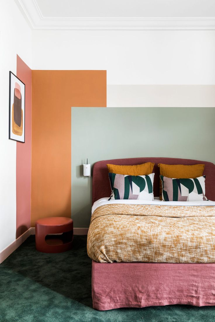 غرفة نوم بألوان تنسجم مع البرتقالي
