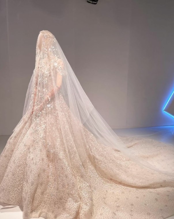 فستان الزفاف الذي شاركت به المصممة رزان العزوني في معرض 100 براند سعودي