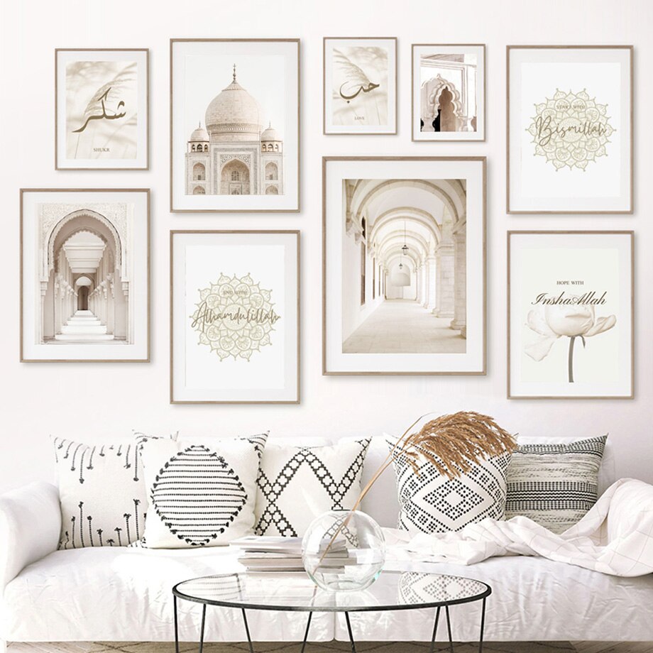 لوحات بطابع إسلامي تزيين جدران غرفة معيشة في اليوم الوطني السعودي