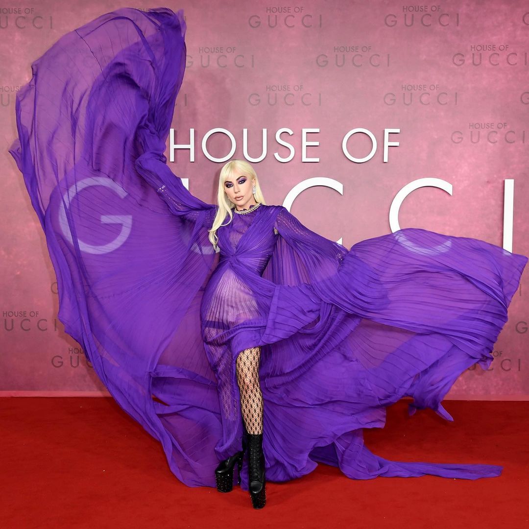 ليدي غاغا بدت ساحرة بفستان باللون البنفسجي من تصميم Gucci