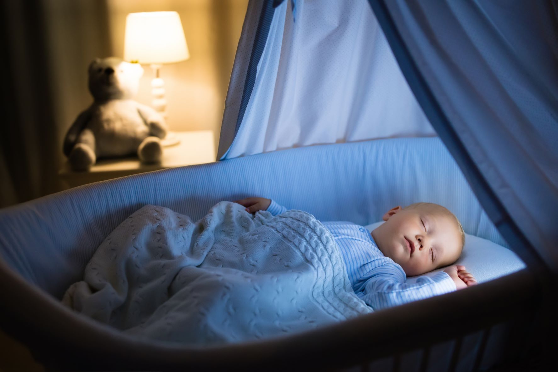 ما هو السن المناسب لنوم الطفل بمفرده 
