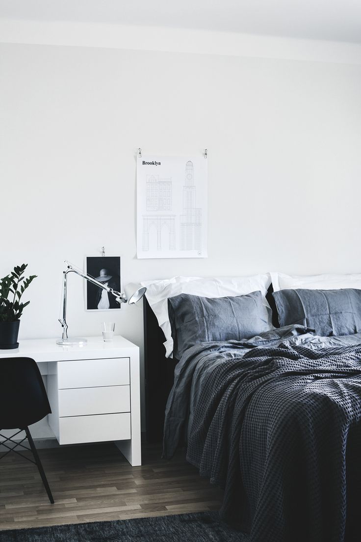 مفارش سرير بألوان داكنة تعكس أجواء سلبية في غرف النوم