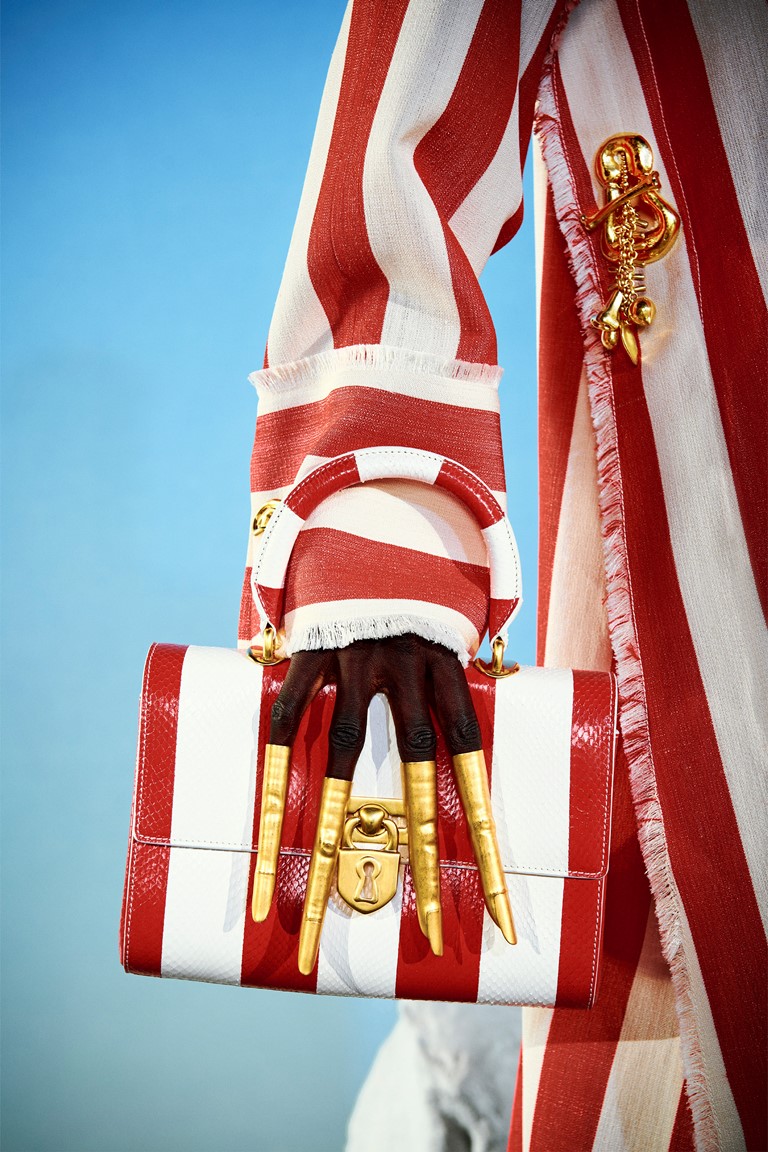 من عرض Schiaparelli حقيبة يد كلاتش بنقشة المقلّم باللونين الأبيض والأحمر