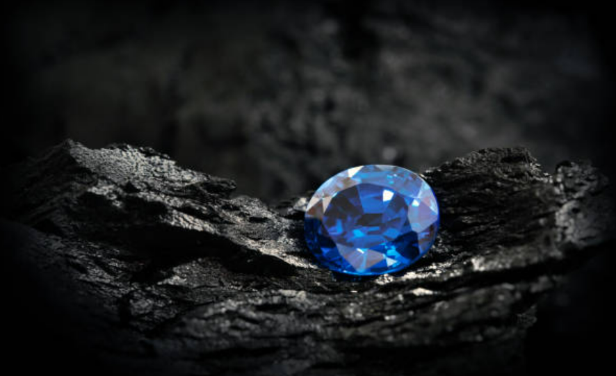 يرتبط حجر الياقوت الأزرق الفخم بالملوك