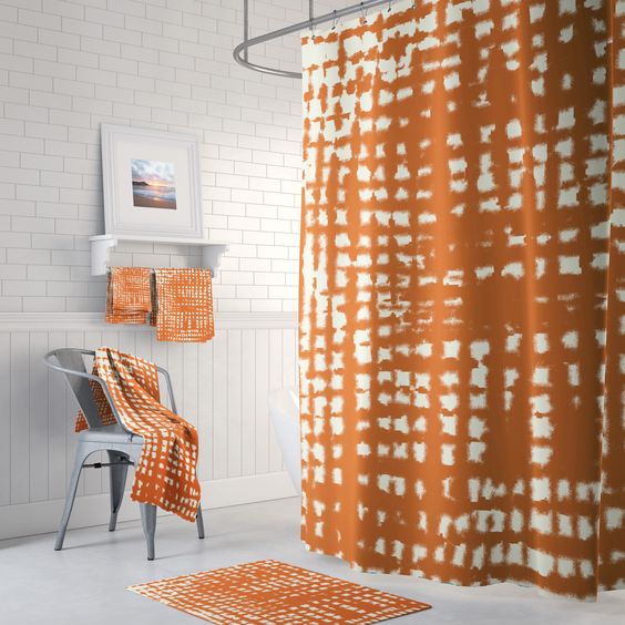 يمكنكِ استخدام درجات الألوان الدافئة  مثل البيج أو البرتقالي المحترق لستارة الحمام والمناشف