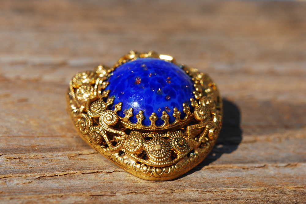 يُدمج اللازورد مع الذهب والألماس في عالم صناعة المجوهرات