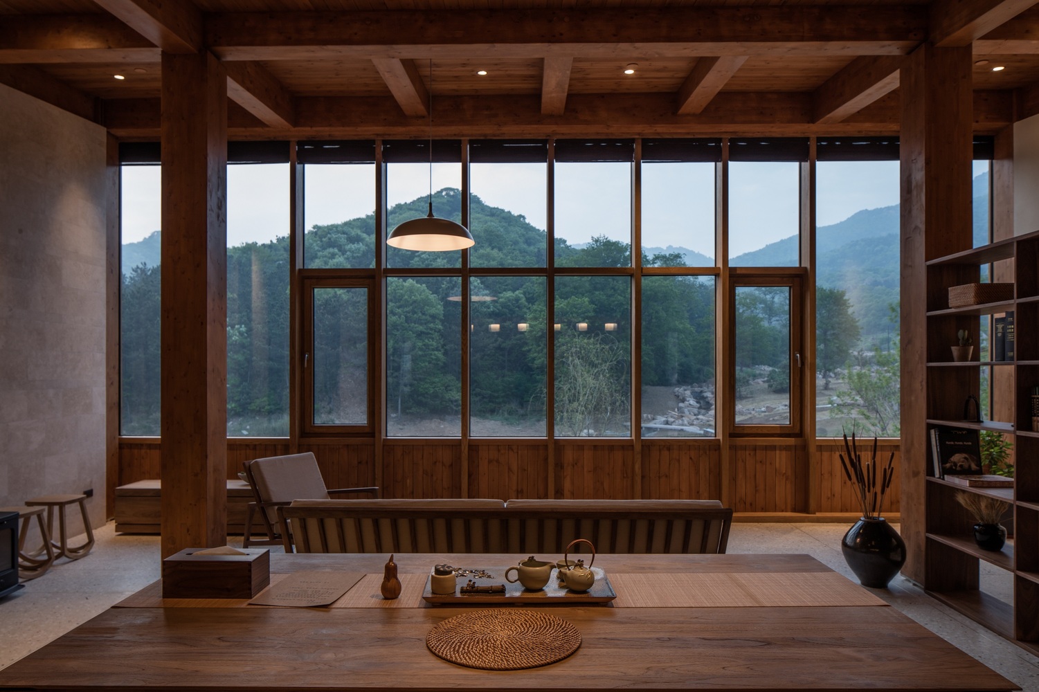 مقاربة "دووشانغ استوديو" في التصميم تحاور باستمرار الشرفة الخارجية، حيث يتغلغل نور الطبيعة وتشق ألوانها طريقها نحو الداخل، لرسم جو مثالي.