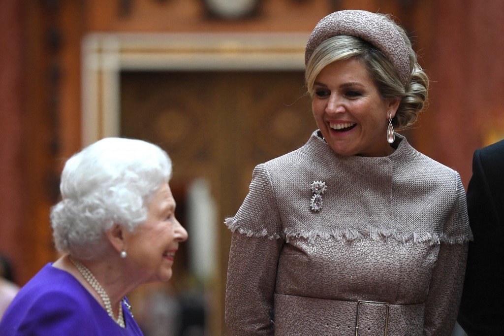 الملكة ماكسيما تتألق مجوهرات فاخرة باللون الوردي أثناء زيارة سابقة لبريطانيا